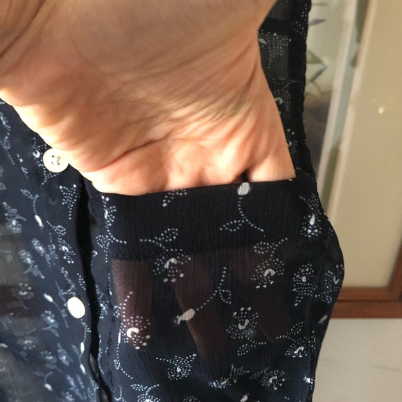 HOLISTER Sleeveless Sheer Button-down Blouse - Picture 7 of 13